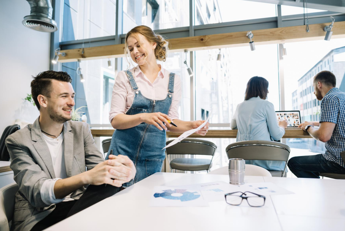 muzcina-i-zensina-kovorking-s-bumagami